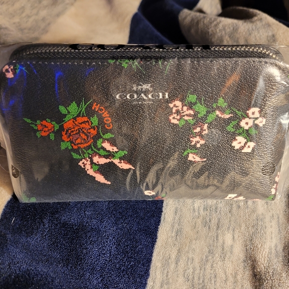 Coach. 17in Floral Cosmetic Case - Picture 1 of 2